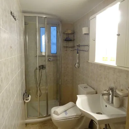 Nice N Cool Studio Near Katechaki Avenue アパート